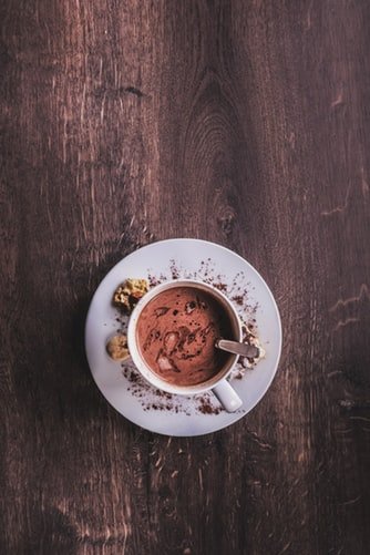 Chocolate quente em xícara e pires