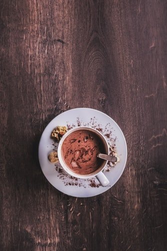 Unsplash/Jonny Caspari Chocolate quente em xícara e pires