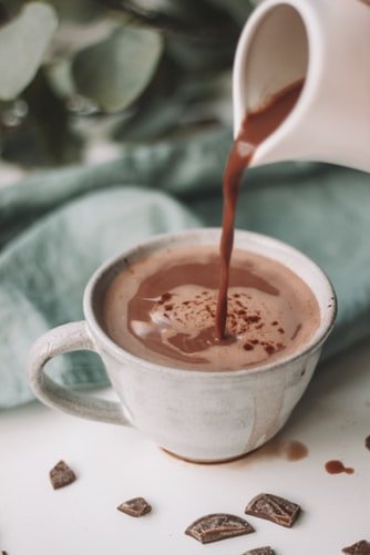 Chocolate quente sendo colocado em xícara