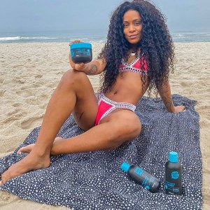 Instagram: @mcrebecca Mc Rebecca deitada em canga na praia