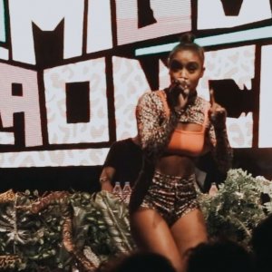 Instagram: @mcrebecca Mc Rebecca cantando no palco