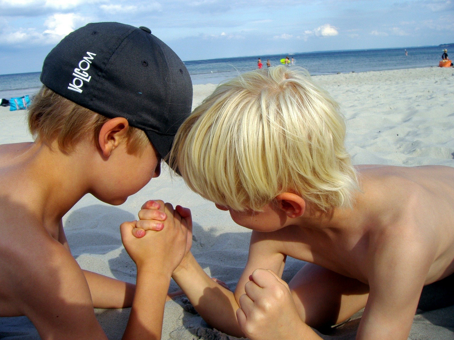 Pixabay Foto de criança de boné na praia