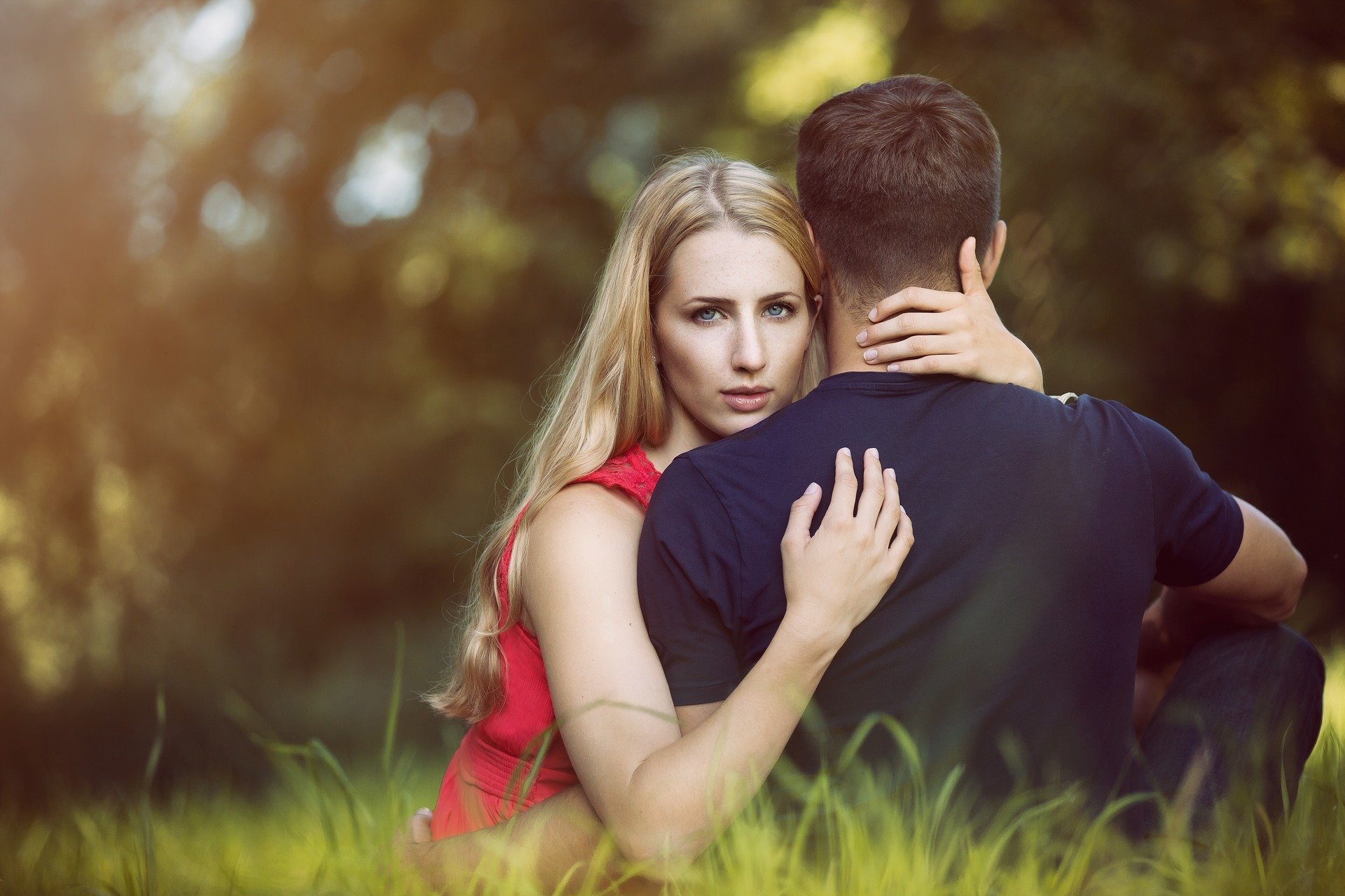 Foto de mulher abraçando homem