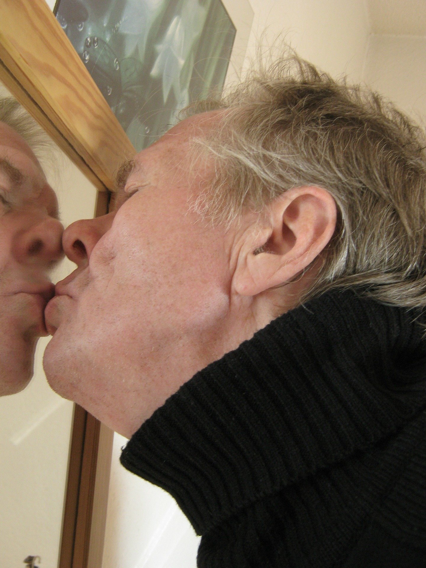 Foto de homem beijando o espelho