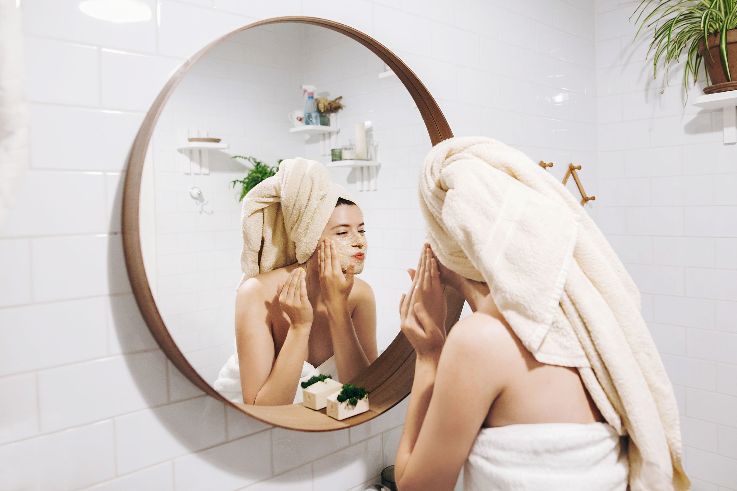 Foto de mulher olhando no espelho