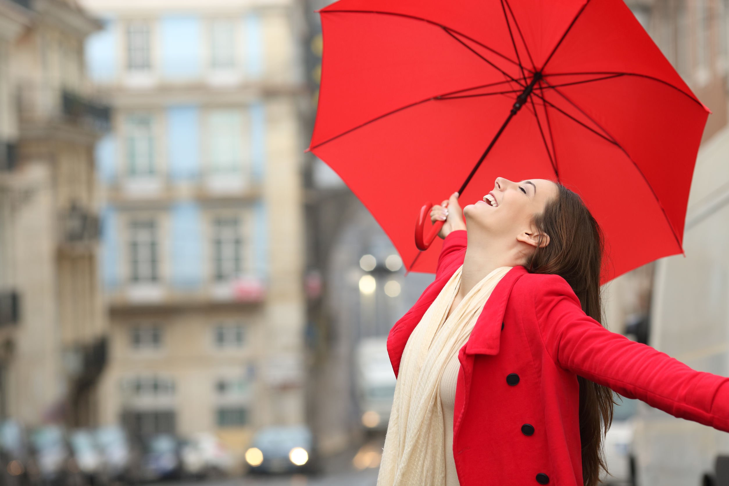 Imagem de mulher segurando guarda chuva