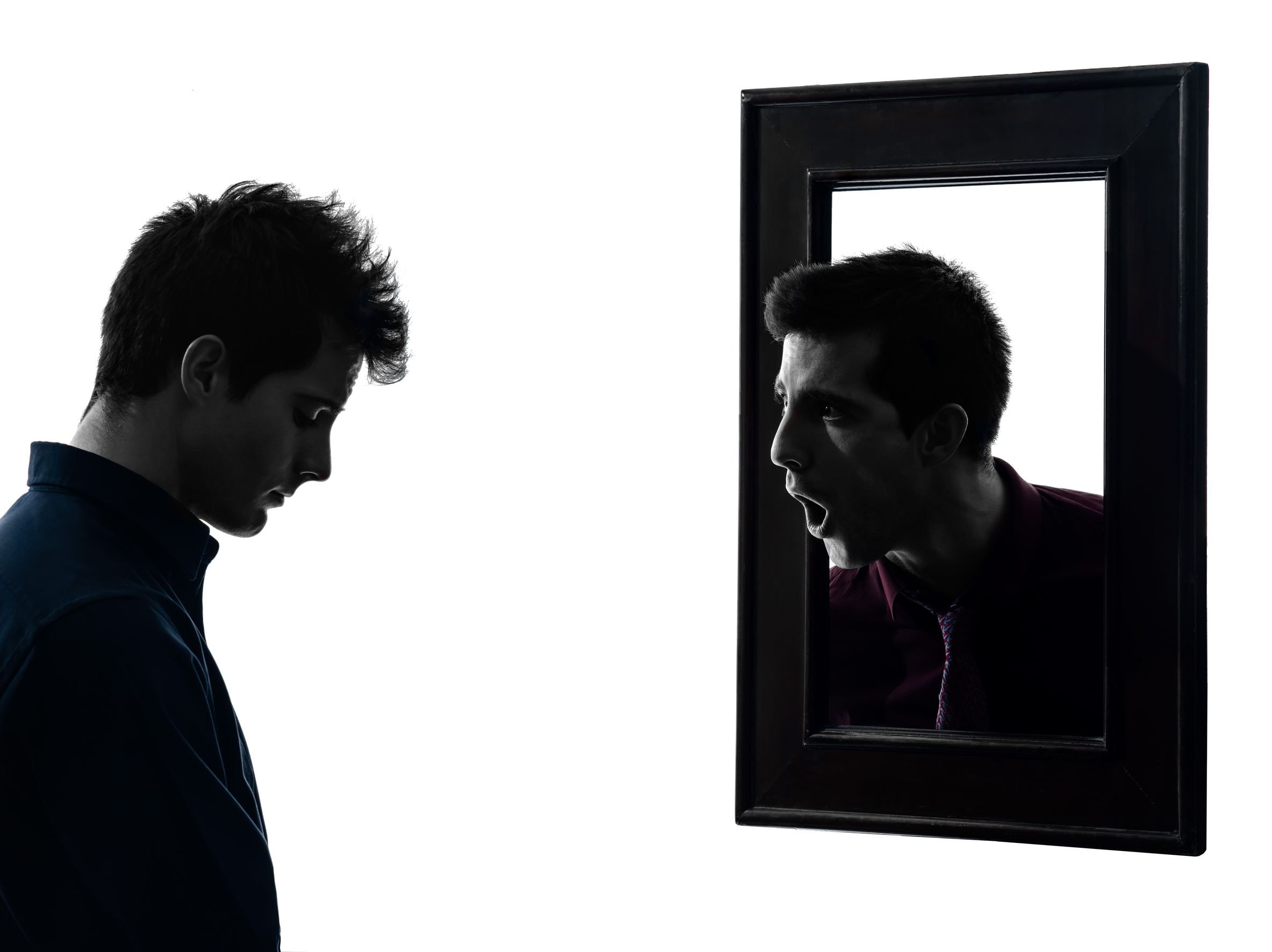 Foto de homem olhando pro espelho