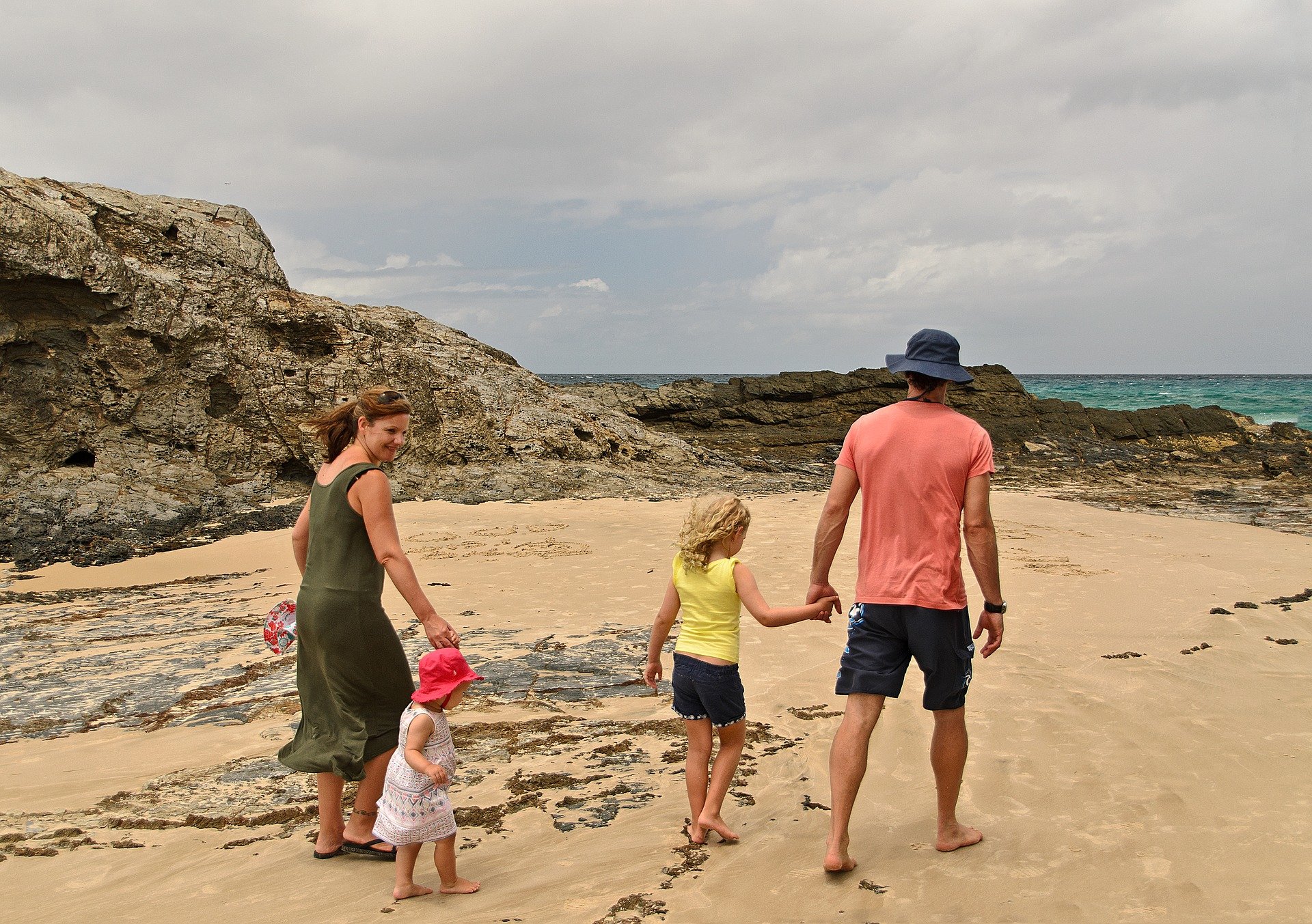 Foto de família caminhando na praia