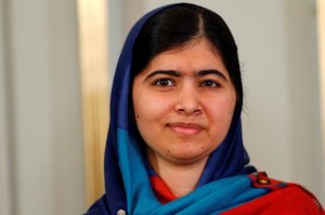 Exame Malala olhando para frente sorrindo