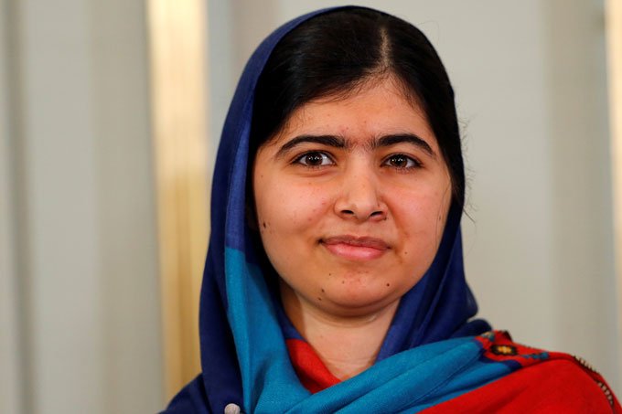 Malala olhando para frente sorrindo
