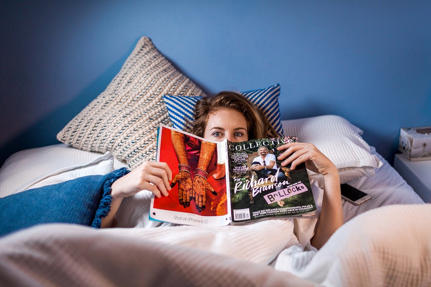 Mulher lendo revista na cama