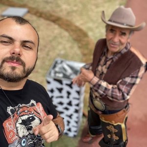 Instagram: @ivoholandasbt Ivo Holanda vestido de cowboy com homem