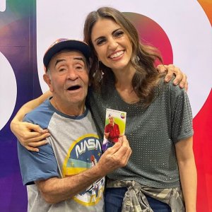 Instagram: @ivoholandasbt Ivo Holanda com crachá e Chris Flores sorrindo