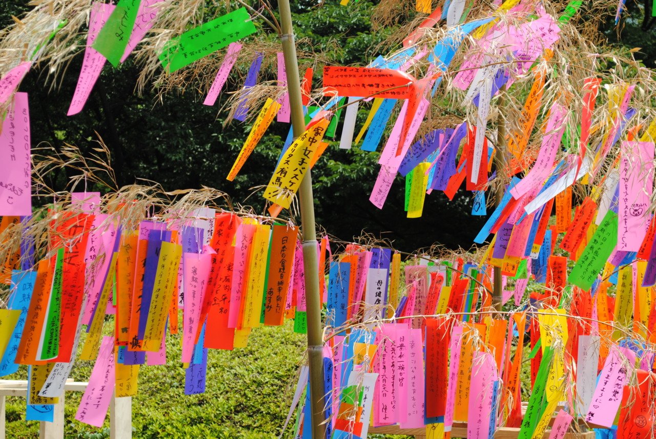Rua decorada para o festival no japão do dia dos namorados
