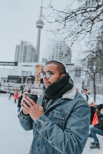 Homem em lugar com neve tomando café