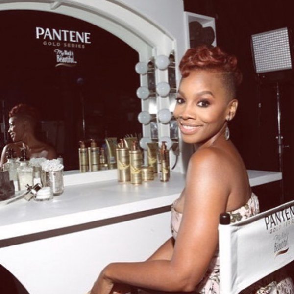 Instagram: @anikanonirose Anika em penteadeira e sorrindo