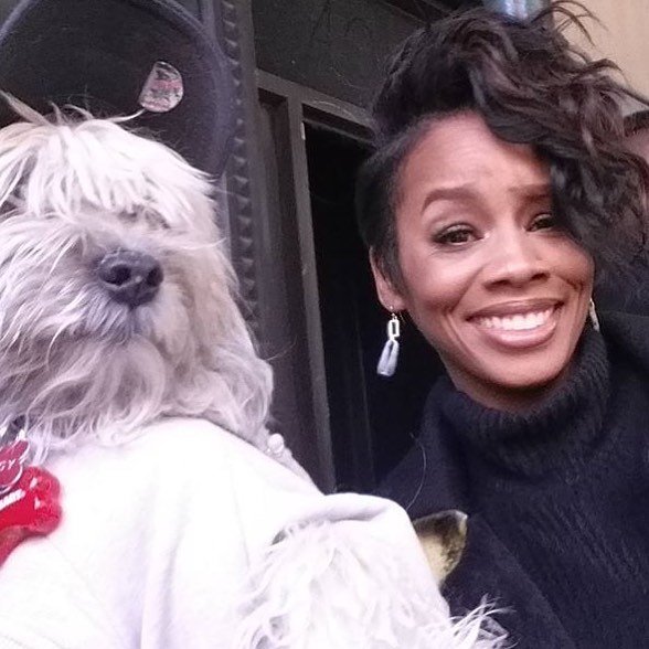 Instagram: @anikanonirose Anika sorrindo ao lado de cachorro