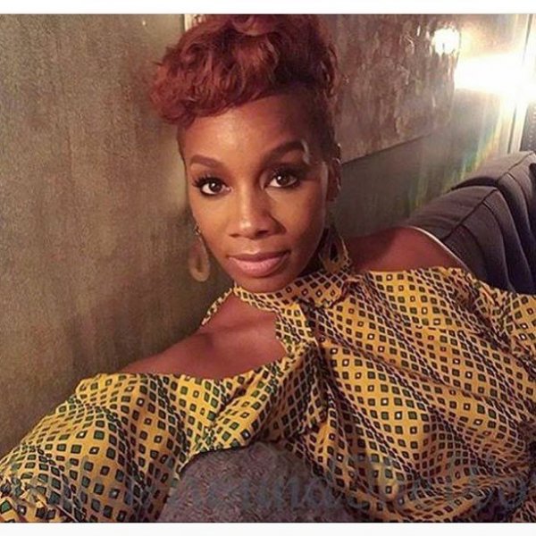Instagram: @anikanonirose Anika em sofá com blusa amarela