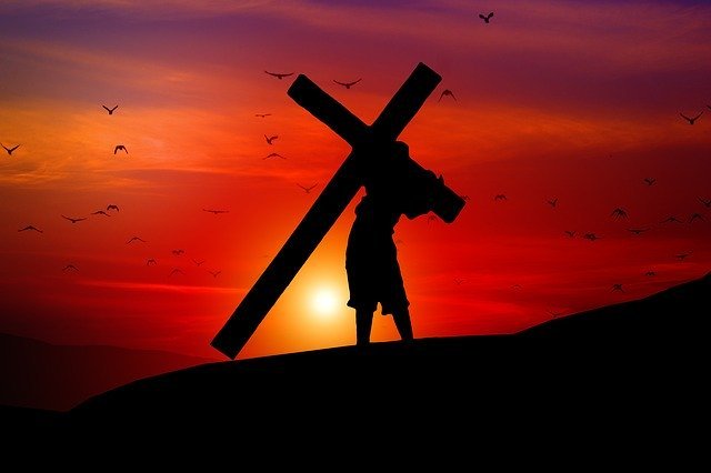 Homem carregando cruz