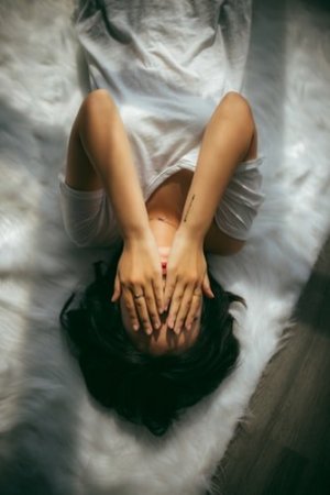 Unsplash/ Anthony Tran Menina com mão no rosto