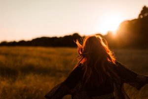 Foto por Sasha Freemind no Unsplash Mulher correndo ao pôr do sol.