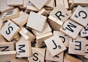 Pixabay Jogo de palavras com letras escritas em pedaços de madeira.