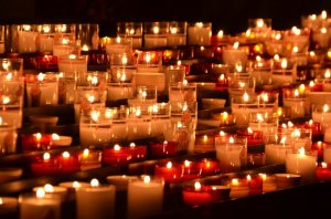 Foto por Irina Anastasiu no Unsplash Várias velas religiosas acesas.