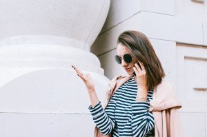 Foto por Katie E no Unsplash Mulher irritada falando ao telefone.