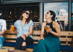 Foto de ELEVATE no Pexels Duas mulheres conversando e rindo.