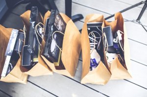 Foto de Kaboompics .com no Pexels Sacolas de compras no chão.