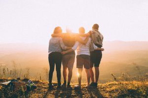 Foto de Helena Lopes no Pexels Amigos abraçados ao pôr do sol.