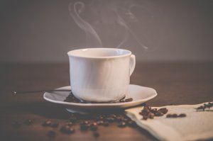 Foto de Ylanite Koppens no Pexels Xícara de café quente sobre uma mesa.