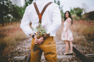 Pixabay Homem escondendo um buquê de flores de presente para mulher.