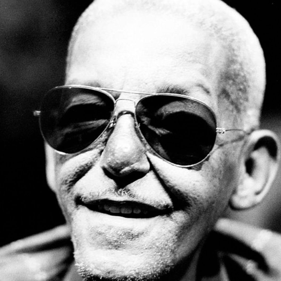 Divulgação na internet Foto de Cartola com óculos de sol.
