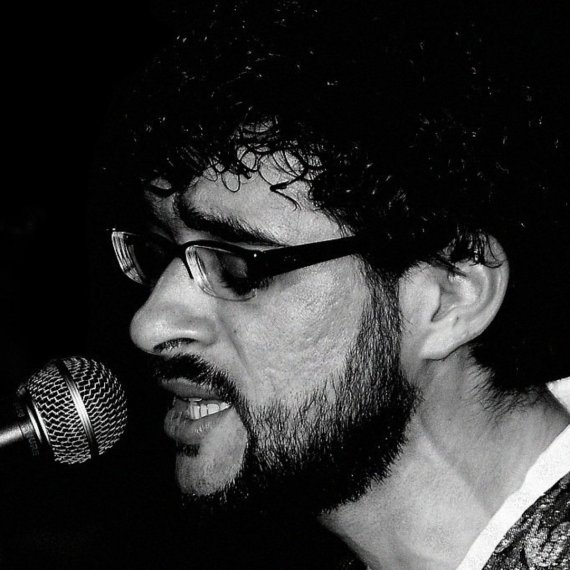 Divulgação na internet Fotografia de Renato Russo cantando.