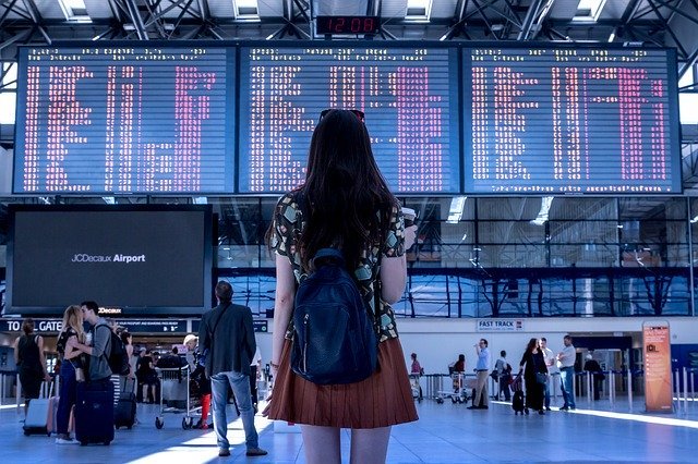 Menina em aeroporto