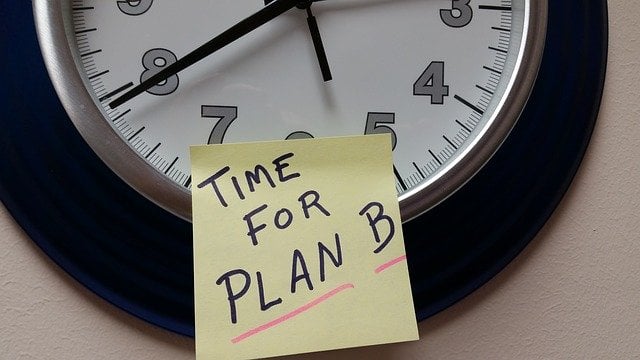 Relógio com post-it escrito Time for plan B (hora de um plano B, em inglês)