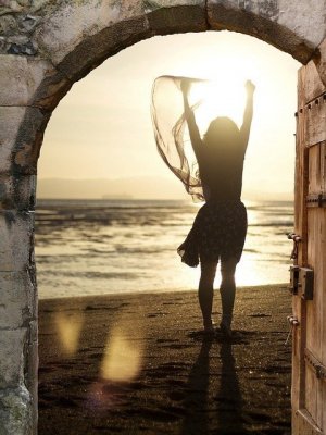 Pixabay/sciencefreak Mulher em praia de braços erguidos