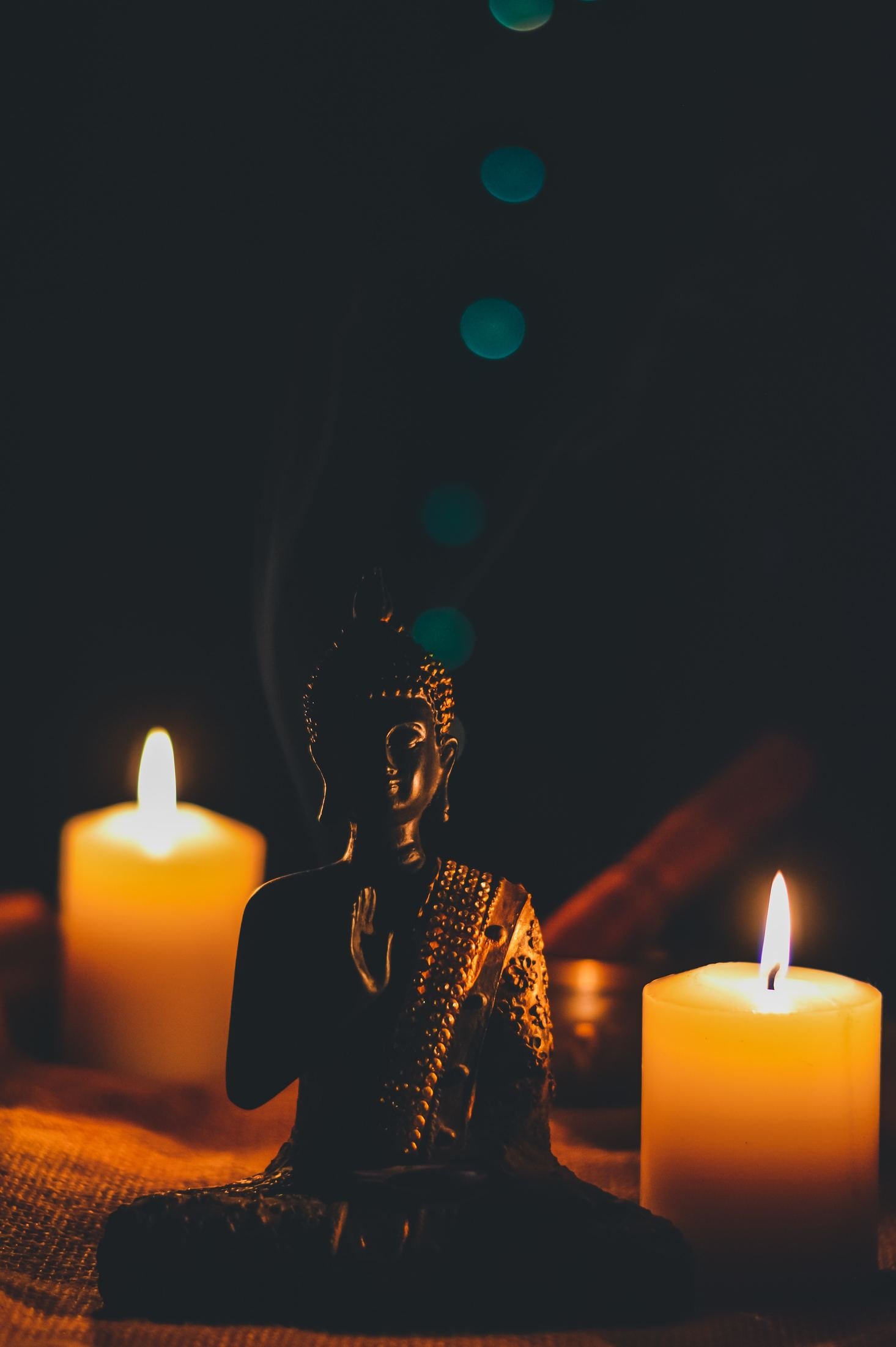Imagem de Buda com velas ao lado