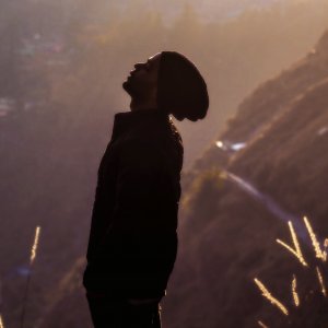 Deepak karki Reshot Homem ao lado de uma montanha olhando para cima