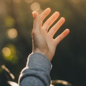 Dev Benjamin Unsplash Mãe estendida em direção ao céu