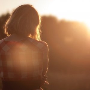 Leon Biss Unsplash Mulher olhando para o por do sol