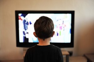 PxHere Criança assistindo televisão.