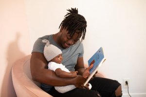 Foto de nappy no Pexels Homem lendo livro para filho bebê.