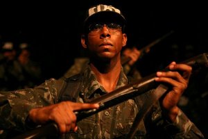 Divulgação Cena de filme 'Tropa de Elite' André Matias em treinamento do BOPE