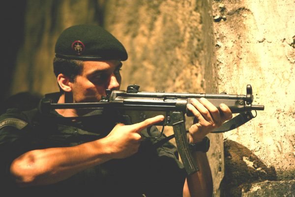 Capitão Nascimento apontando arma em cena do filme 'Tropa de Elite'