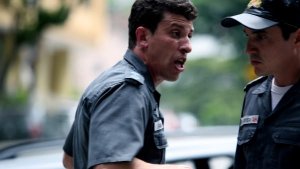 Divulgação Capitão Fábio em cena com Neto em filme Tropa de Elite