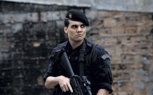 Divulgação Capitão Nascimento em ação na favela no filme Tropa de Elite