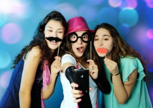 123rf/Anna Khomulo Amigas com fantasias e adornos de Carnaval