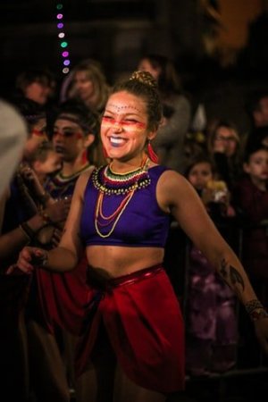 Unsplash/Blanche Peulot Menina com fantasia e maquiagem no Carnaval